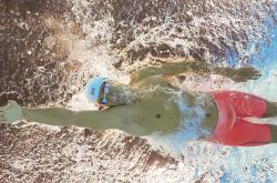 爱游戏在线-孤勇者的独白，当丹麦战鼓撞碎挪威海潮，范戴克用头颅写下唯一答案