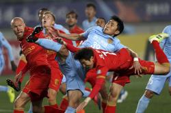 爱游戏大厅-足球比赛中的紧张气氛令人紧张