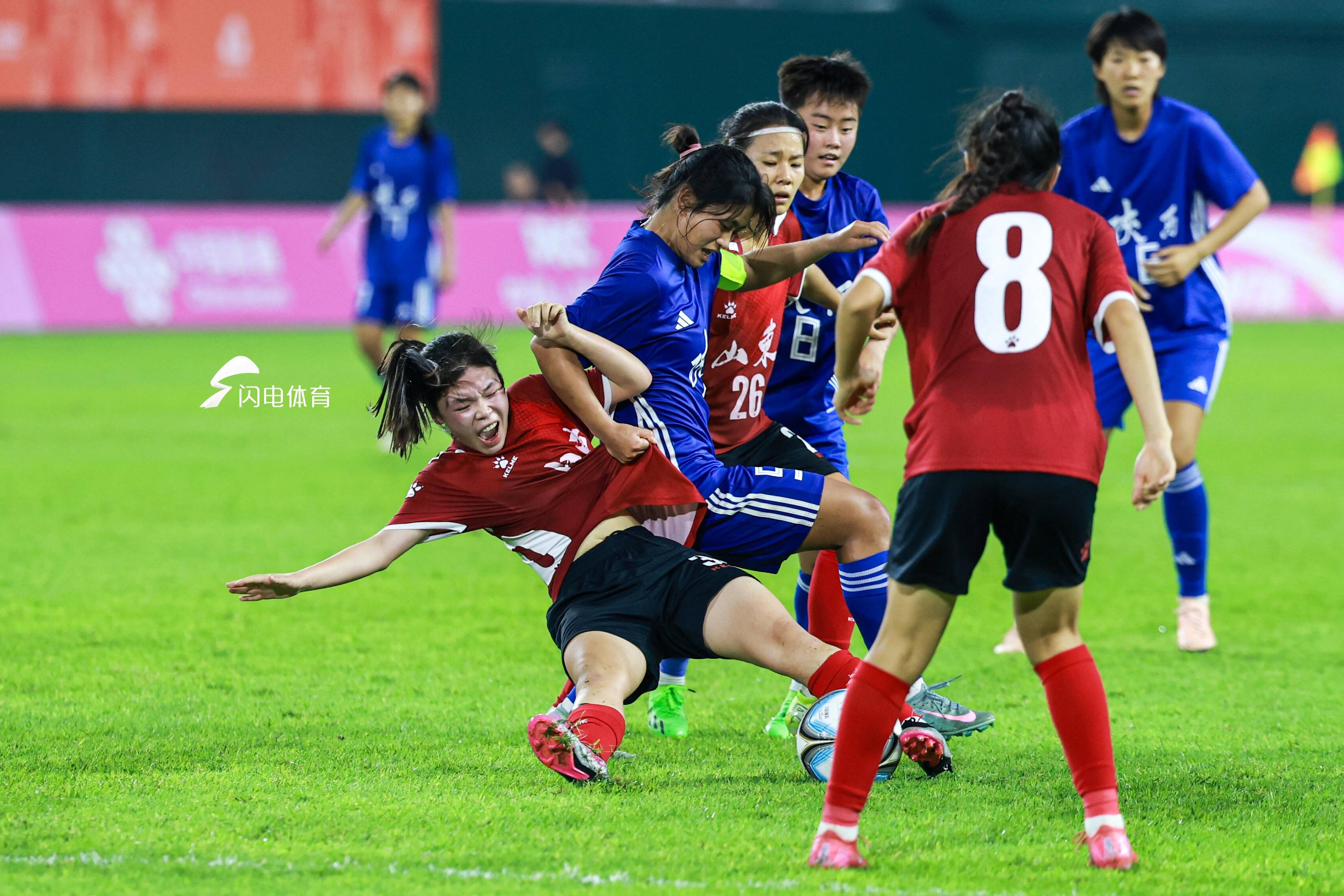 关于双方对峙，球队成功晋级足球赛四强争霸的信息