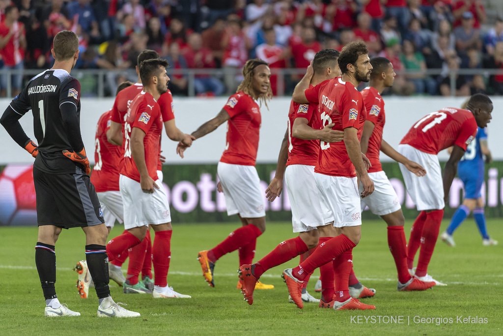 包含瑞士击败冰岛，小组领跑第一位置的词条