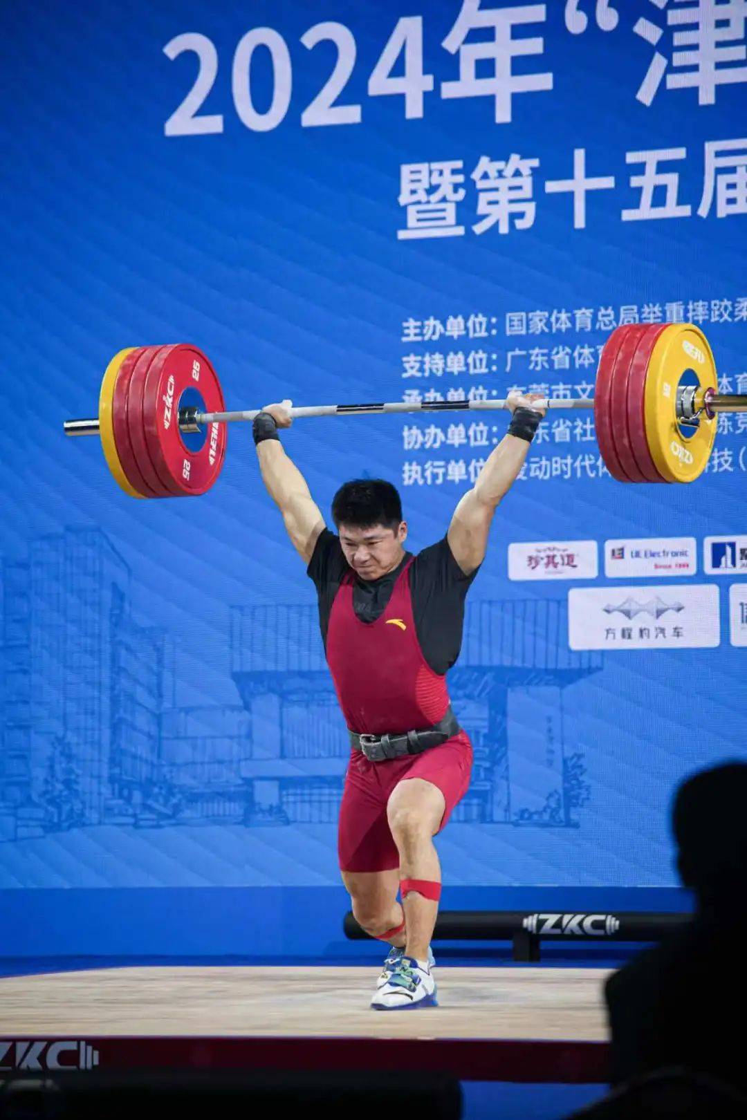 包含委内瑞拉运动员勇夺举重比赛冠军的词条