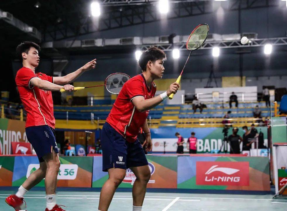 包含日本队横扫马来西亚队，黄鸭组合关键制胜的词条