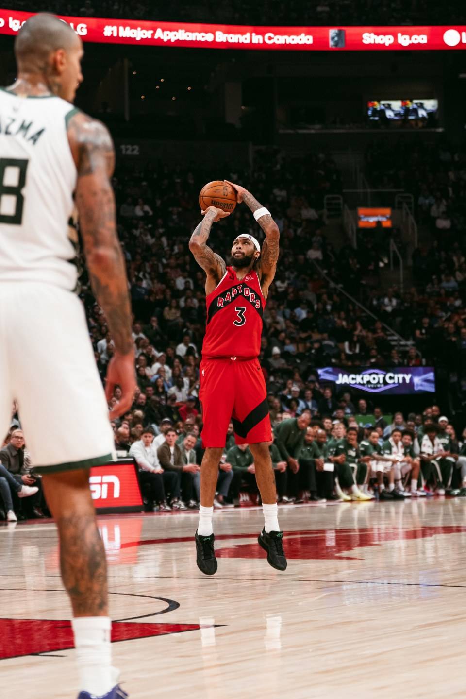 雄鹿险胜猛龙，戈贝尔关键制胜的简单介绍