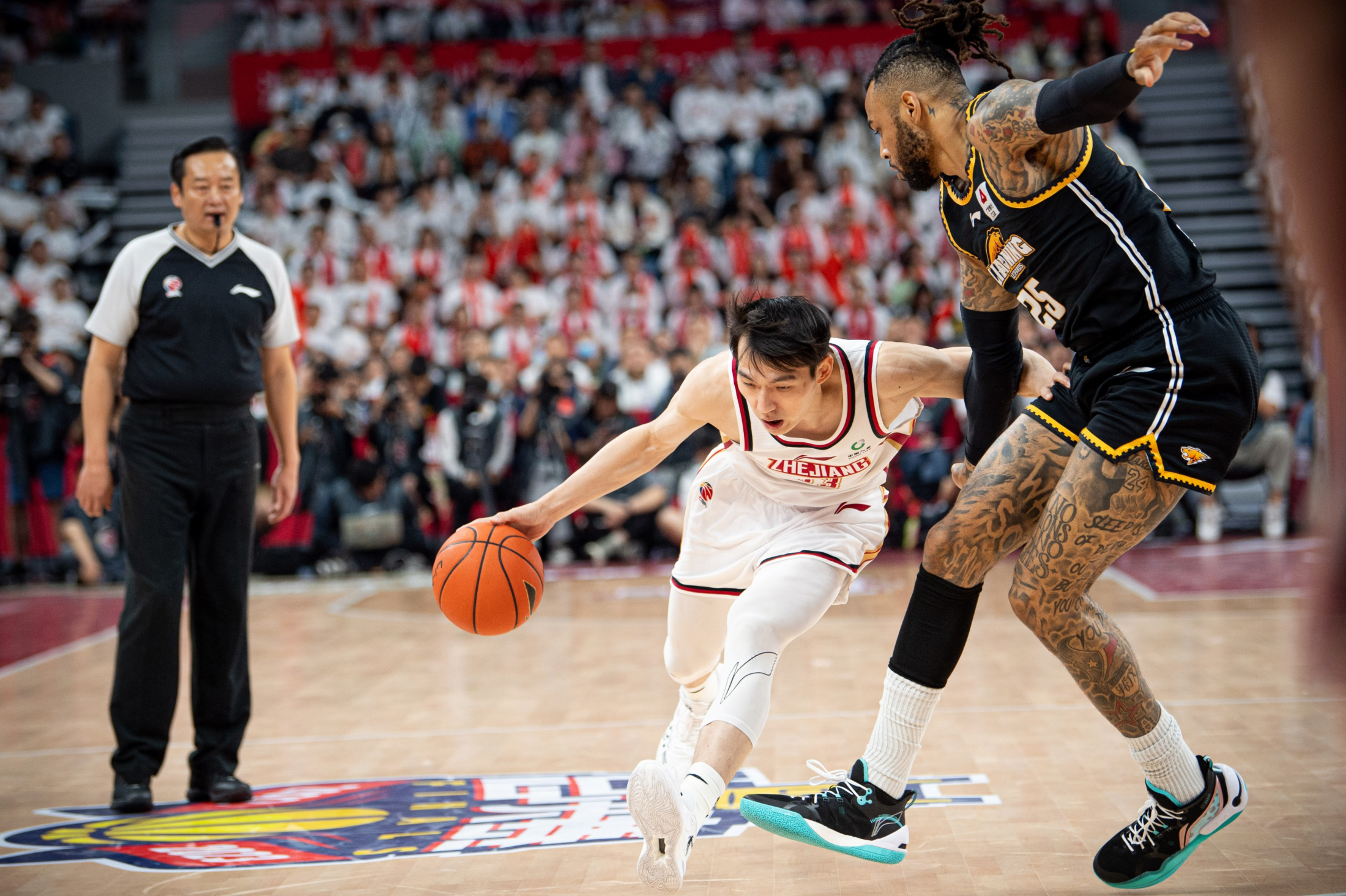 劲爆比赛打响，球队备战全力以赴的简单介绍