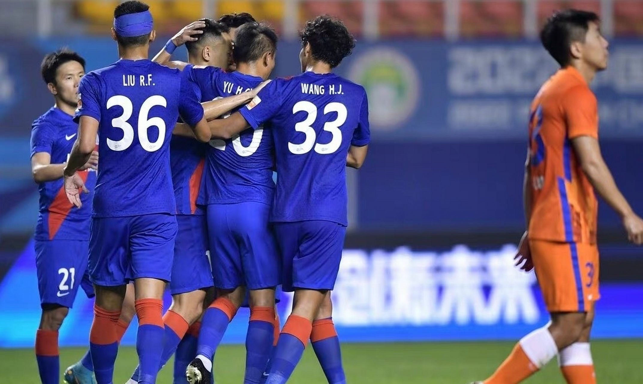 关于申花客场击败鲁能，客场连胜稳固争冠位置的信息